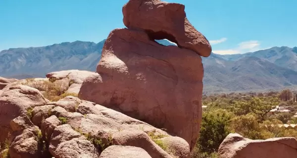 Formaci�n rocosa natural en Capilla del Monte con forma de zapato, s�mbolo de la geograf�a del Valle de Punilla.