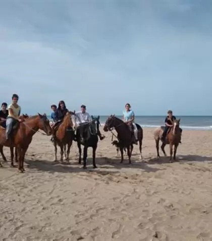 Grupo cabalgando por la playa de Caril�, recorriendo m�danos y bosque ribere�o.