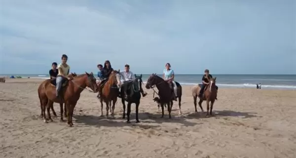 Grupo cabalgando por la playa de Caril�, recorriendo m�danos y bosque ribere�o.