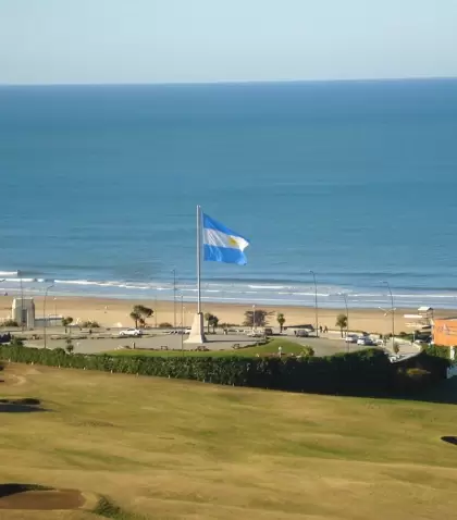 La Rotonda del Golf Club y la cancha hist�rica del Mar del Plata Golf Club frente al mar en Playa Grande.