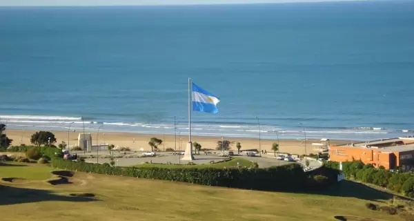 La Rotonda del Golf Club y la cancha hist�rica del Mar del Plata Golf Club frente al mar en Playa Grande.
