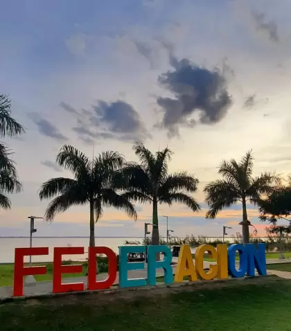 Cartel Federacion en el paseo costero