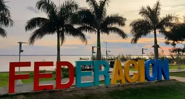 Cartel Federacion en el paseo costero