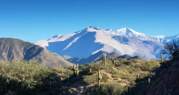 Silueta del Nevado de Cachi en Salta, donde se reconoce la figura de "El Durmiente" en el horizonte andino.