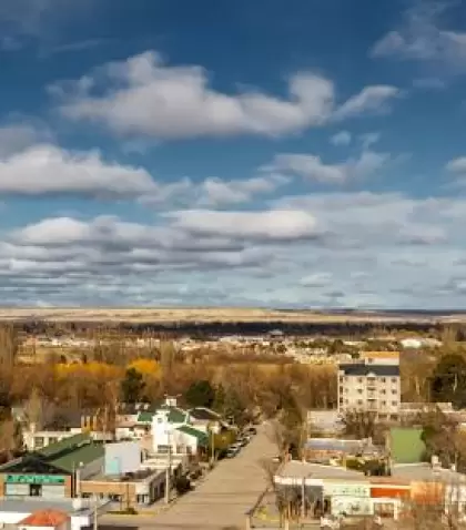 Vista panor�mica del valle de Gaiman con chacras y el r�o Chubut.