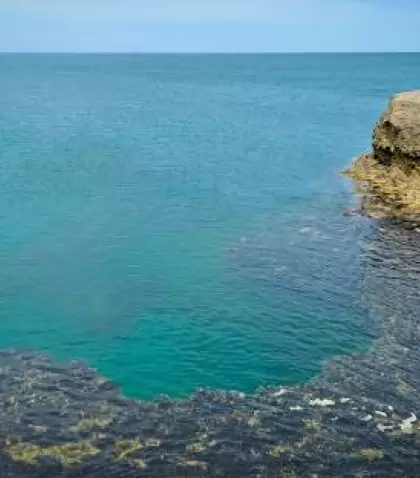 Vista de la playa de Punta Pardelas en Pen�nsula Vald�s, ideal para actividades n�uticas y avistaje de fauna.