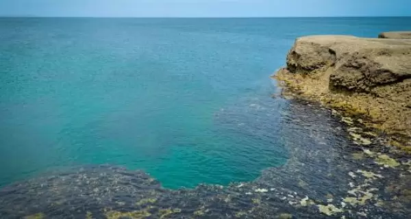 Vista de la playa de Punta Pardelas en Pen�nsula Vald�s, ideal para actividades n�uticas y avistaje de fauna.