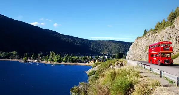 Bus panor�mico del City Tour Redbus recorriendo las calles de San Mart�n de los Andes.