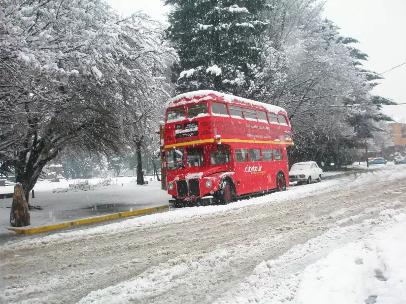 Bus panor�mico del City Tour Redbus recorriendo las calles de San Mart�n de los Andes.