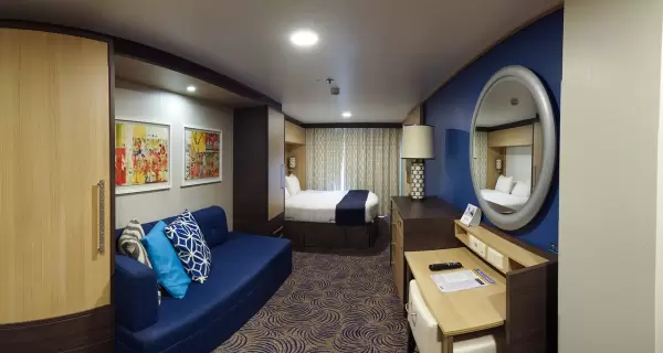 Camarote privado con ventana en un crucero: comodidad, vista al mar y relax desde tu propia habitaci�n.