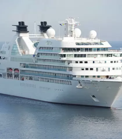 Crucero Blanco Sobre Cuerpo De Agua Azul Durante El D�a