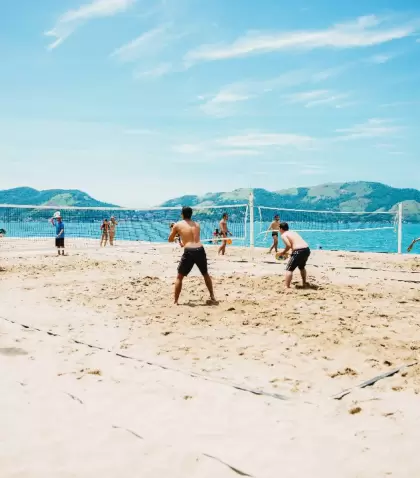 Actividades recreativas como el v�ley playero tambi�n forman parte de la celebraci�n sostenible del D�a Mundial de las Playas.
