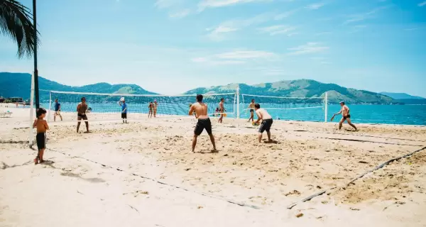 Actividades recreativas como el v�ley playero tambi�n forman parte de la celebraci�n sostenible del D�a Mundial de las Playas.