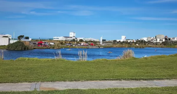 Senderos y espejos de agua del Parque de Mogotes, un rinc�n natural en el sur de Mar del Plata