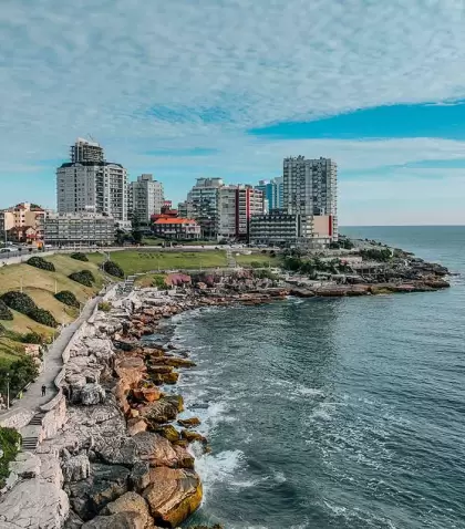 Playa Chica es uno de los espacios preferidos por la comunidad LGBT+ en Mar del Plata, s�mbolo de diversidad y encuentro.
