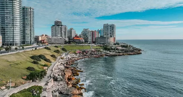 Mar del Plata combina historia, playas y gastronom�a en uno de los destinos m�s emblem�ticos del verano argentino.