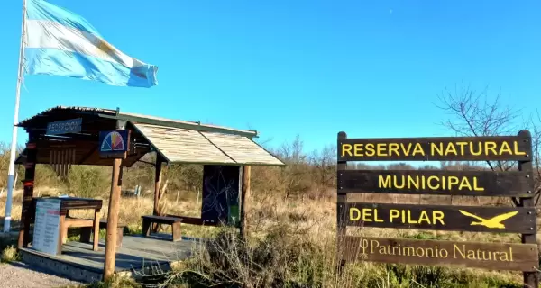 La Reserva Natural de Pilar ofrece senderos y miradores entre lagunas y bosques nativos.