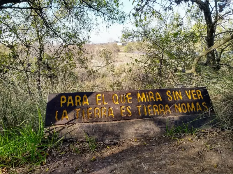 Laguna y sendero en la Reserva Natural de Pilar
