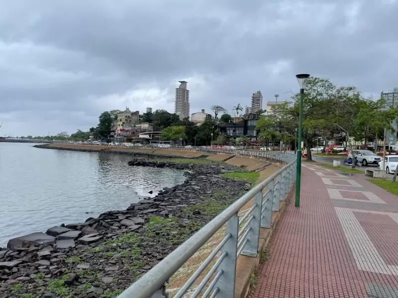 La costanera de Posadas combina r�o, cultura y gastronom�a con uno de los mejores atardeceres del Litoral.