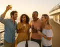 Grupo de amigos celebrando en la cubierta del crucero: una experiencia divertida si hay organizaci�n y buena energ�a.