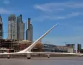 El Puente de la Mujer, dise�ado por Santiago Calatrava, se ha convertido en un �cono de la Buenos Aires moderna.
