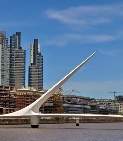 El Puente de la Mujer, dise�ado por Santiago Calatrava, se ha convertido en un �cono de la Buenos Aires moderna.