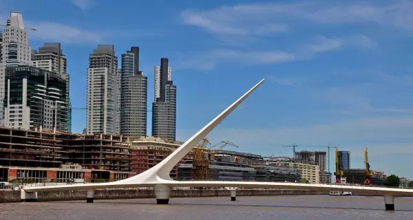 El Puente de la Mujer, dise�ado por Santiago Calatrava, se ha convertido en un �cono de la Buenos Aires moderna.
