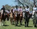 Desfile tradicional en la Fiesta Criolla de la Mujer Rural, un homenaje al trabajo femenino en el campo bonaerense.