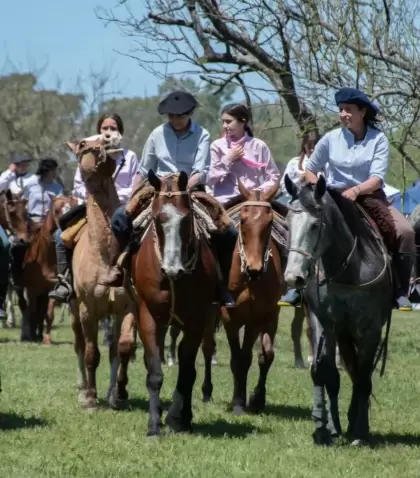 Desfile tradicional en la Fiesta Criolla de la Mujer Rural, un homenaje al trabajo femenino en el campo bonaerense.