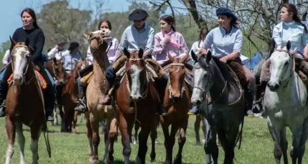 Desfile tradicional en la Fiesta Criolla de la Mujer Rural, un homenaje al trabajo femenino en el campo bonaerense.
