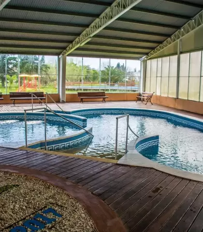 Las Termas del Gualeguaych�, principal atractivo de Pueblo Belgrano, ofrecen descanso y naturaleza todo el a�o.
