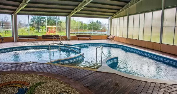 Las Termas del Gualeguaych�, principal atractivo de Pueblo Belgrano, ofrecen descanso y naturaleza todo el a�o.