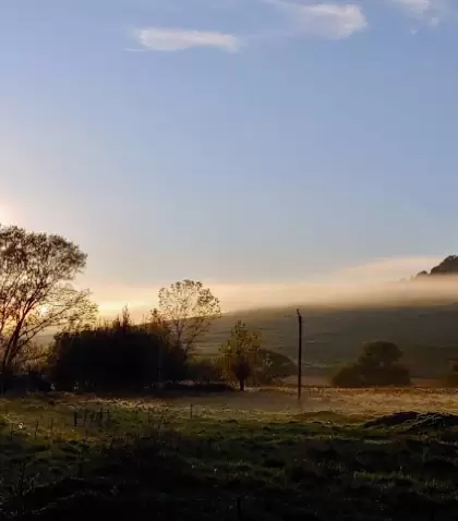 Barker invita a recorrer sus senderos y disfrutar de su paisaje serrano