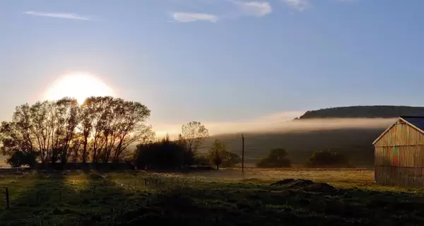 Barker invita a recorrer sus senderos y disfrutar de su paisaje serrano