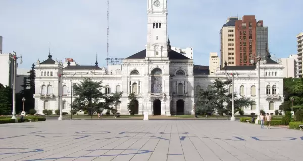 La Municipalidad de La Plata, frente a la hist�rica Plaza Moreno, escenario del vibrante Brazilian Day.