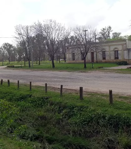 Camino Ricardo G�iraldes, en San Antonio de Areco, uno de los pueblos con m�s historia y tradici�n gaucha de Argentina.