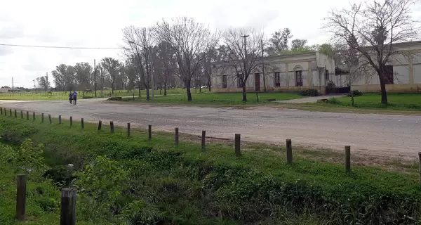 Camino Ricardo G�iraldes, en San Antonio de Areco, uno de los pueblos con m�s historia y tradici�n gaucha de Argentina.