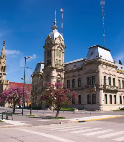 El Palacio Municipal de Tres Arroyos, emblema de la ciudad que impulsa la feria N�made Expotur y el desarrollo tur�stico local.