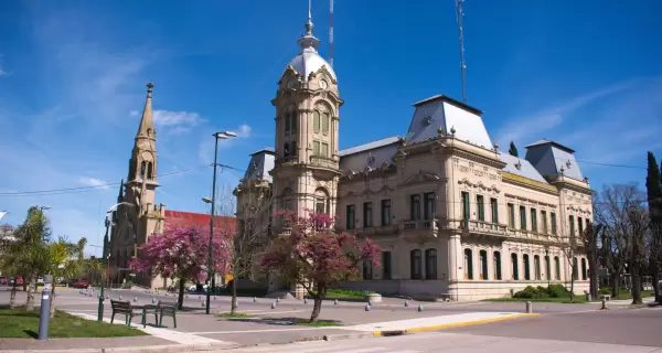 El Palacio Municipal de Tres Arroyos, emblema de la ciudad que impulsa la feria N�made Expotur y el desarrollo tur�stico local.