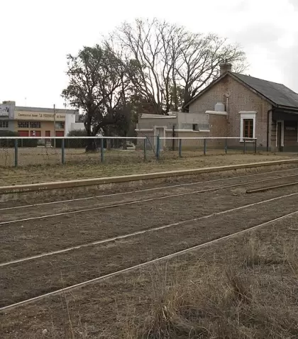 Antigua estaci�n de tren de Bordenave, emblema del pueblo que cada primavera se llena de m�sica y color con su festival local.
