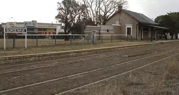 Antigua estaci�n de tren de Bordenave, emblema del pueblo que cada primavera se llena de m�sica y color con su festival local.