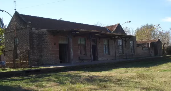 La estaci�n de Antonio Carboni, testigo del pasado ferroviario y escenario de las celebraciones que mantienen viva la identidad del pueblo.