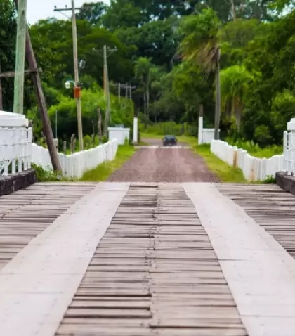 El Puente Pexoa, inmortalizado por el chamam� correntino, es un �cono cultural y natural de la provincia.