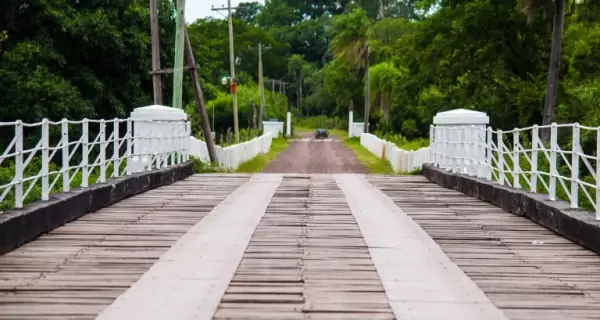 El Puente Pexoa, inmortalizado por el chamam� correntino, es un �cono cultural y natural de la provincia.