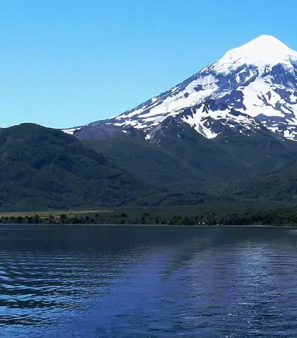 El imponente Volc�n Lan�n domina el paisaje del parque nacional que lleva su nombre, en el norte patag�nico.
