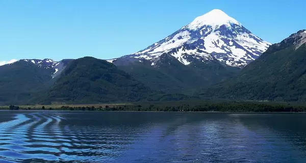 El imponente Volc�n Lan�n domina el paisaje del parque nacional que lleva su nombre, en el norte patag�nico.