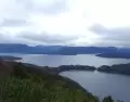 Desde el Mirador Belvedere, se pueden apreciar los lagos Correntoso y Nahuel Huapi con los Andes de fondo.