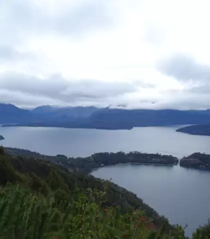 Desde el Mirador Belvedere, se pueden apreciar los lagos Correntoso y Nahuel Huapi con los Andes de fondo.