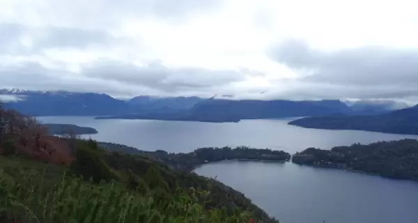 Desde el Mirador Belvedere, se pueden apreciar los lagos Correntoso y Nahuel Huapi con los Andes de fondo.