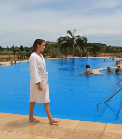 Las Termas de Federaci�n, pioneras en el turismo termal argentino, ofrecen relax frente al lago Salto Grande.